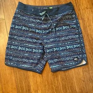 Quicksilver men’s surf silk size 32 - blue with tribal pattern
